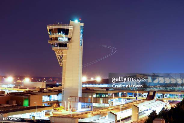 aeropuerto, torre de control en el atardecer - torre de control de circulación aérea fotografías e imágenes de stock