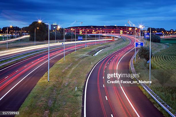 highway to alkmaar, the netherlands - noord holland landschap stockfoto's en -beelden