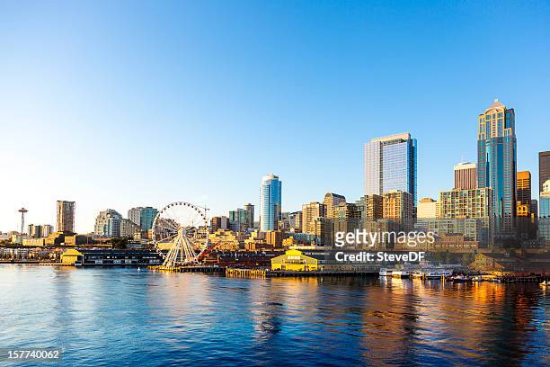 seattle downtown waterfront with space needle and great wheel - waterfront stockfoto's en -beelden