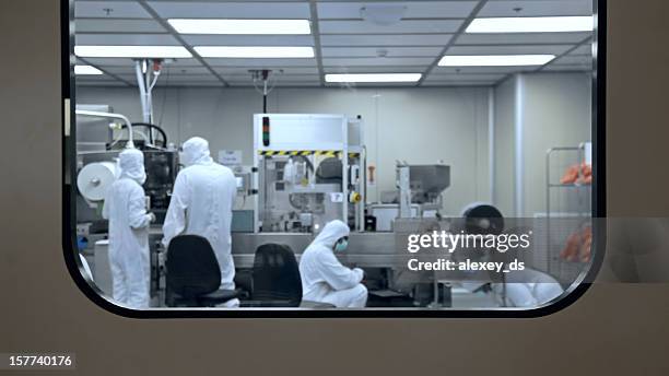 fábrica médica produção de laboratório - sala limpa imagens e fotografias de stock