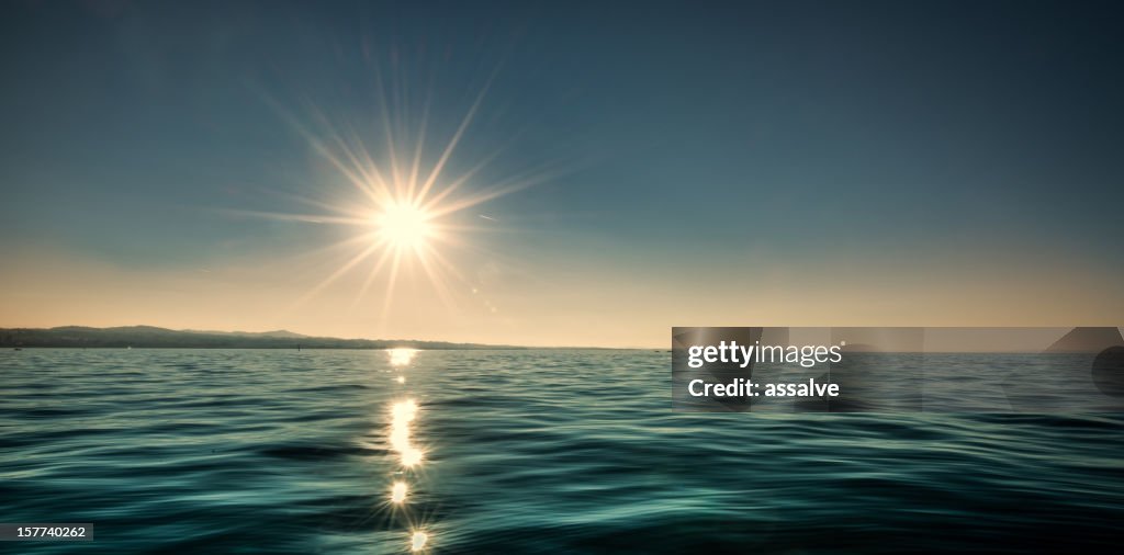 Atemberaubenden Sonnenuntergang über dem lake constance in der Schweiz