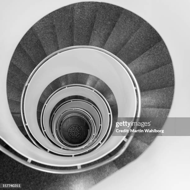 spiral wendeltreppe - schwarzweiß bild stock-fotos und bilder