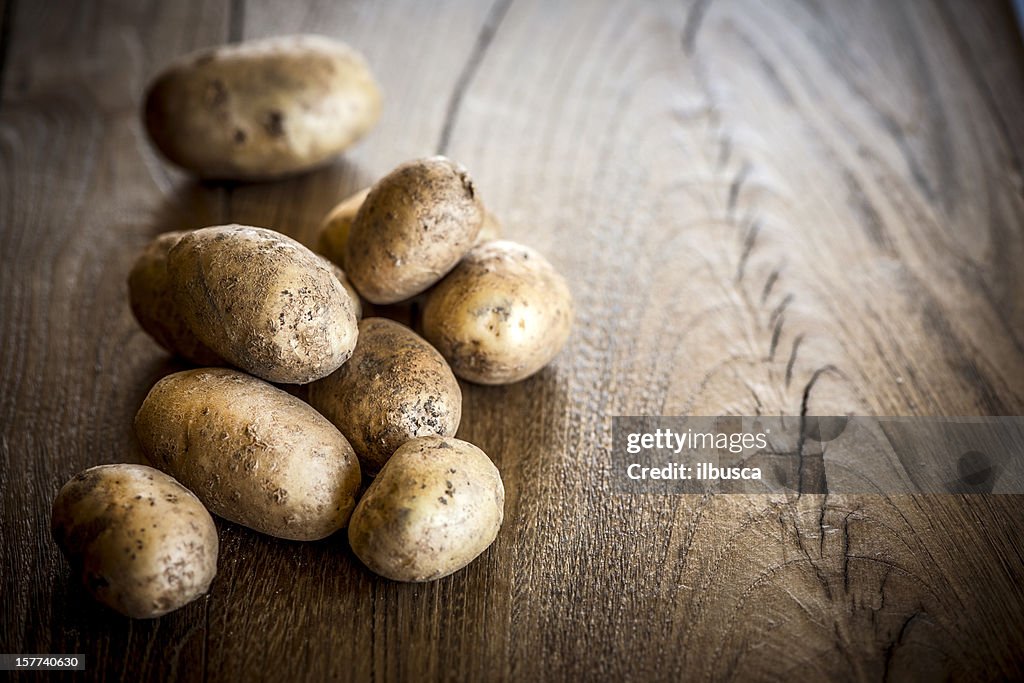 Kartoffeln auf Holz Tisch