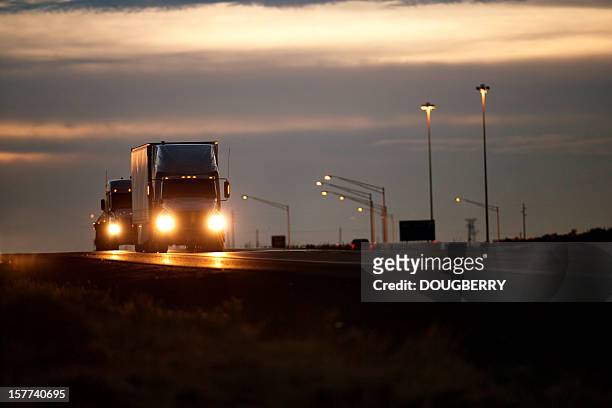 industria del transporte de mercancía por carretera - convoy fotografías e imágenes de stock