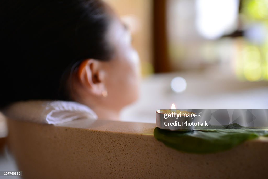 Mujer relajarse en el Jacuzzi.