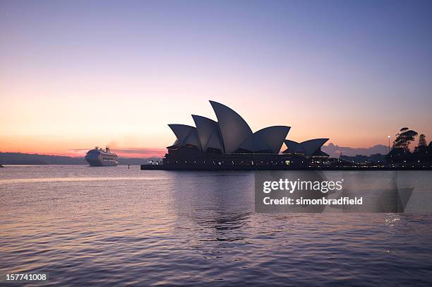 cruise ship & sydney opera house - sydney harbour stockfoto's en -beelden