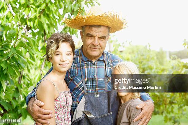 grand-père avec leurs petits-enfants dans le vignoble - nephew photos et images de collection