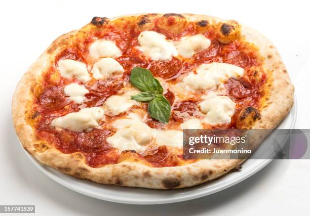 pizza margherita - schrägansicht stock-fotos und bilder