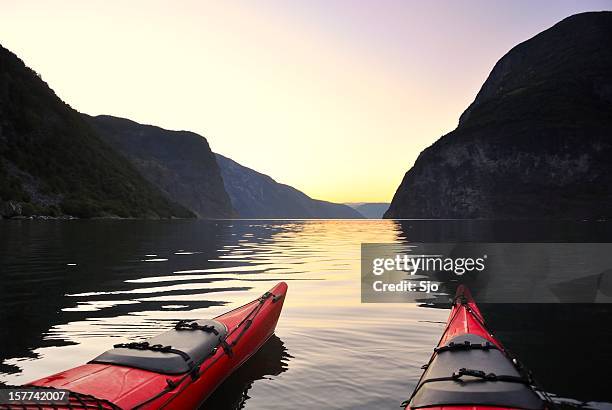 kajak in norwegen - sognefjord stock-fotos und bilder