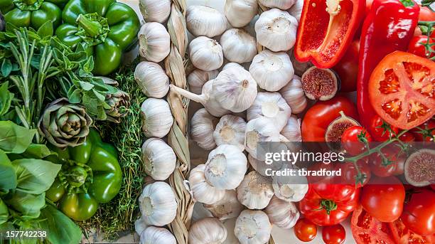 la bandiera italiana fatta di verdure fresche - cucina italiana foto e immagini stock