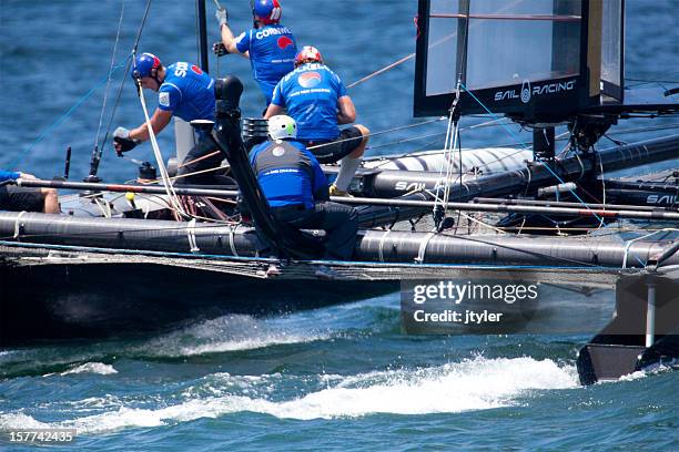 catamarán yacht racing tripulación difícil en el trabajo. - catamarán fotografías e imágenes de stock