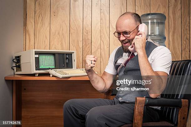 feliz 1980 de ventas de hombre trabajador nerd en cabina de teléfono - computer nerd fotografías e imágenes de stock