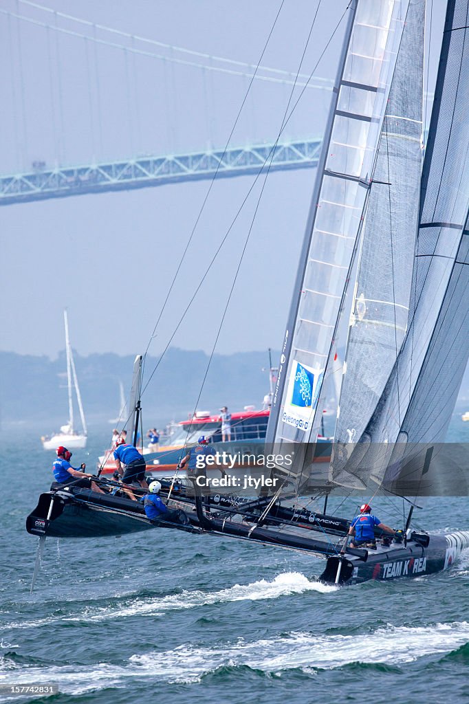 Catamarán Yacht Racing en un equilibrio Maneuve