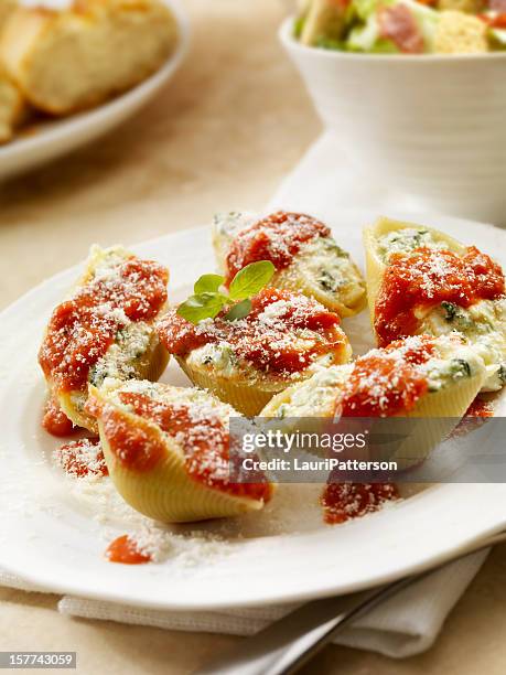 stuffed pasta shells - conchiglie stockfoto's en -beelden