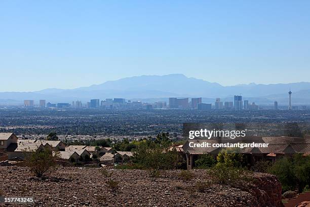 de mansões com o las vegas skyline de distância - mirage las vegas imagens e fotografias de stock