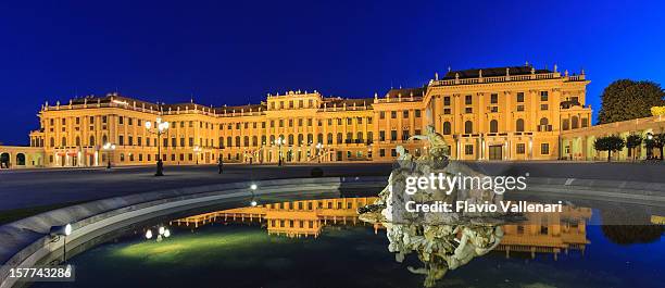 schönbrunn palace, vienna - wien schönbrunn stockfoto's en -beelden