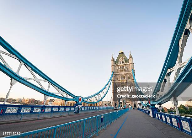 el tower bridge en londres - london tower bridge fotografías e imágenes de stock