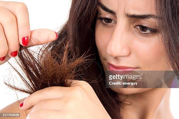 femme aux cheveux en désordre - cheveux secs photos et images de collection
