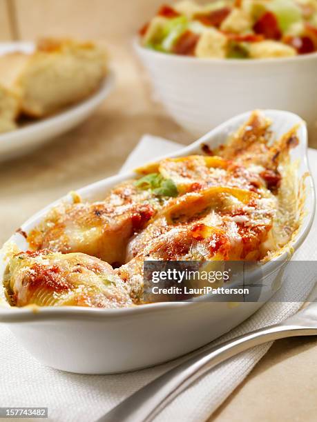 gebackene gefüllte pasta - conchiglie stock-fotos und bilder