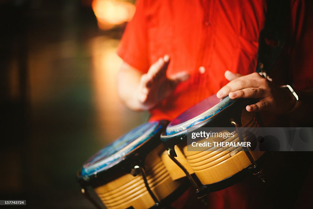 Mann spielt "bongos"