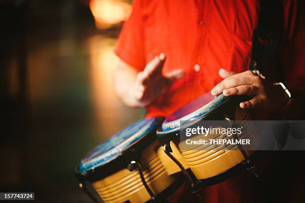 homem jogando bongos - salsa imagens e fotografias de stock