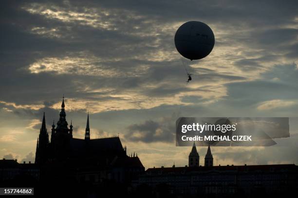 Tourist look at the Prague Castle from a balloon on July 27, 2010. AFP PHOTO/MICHAL CIZEK