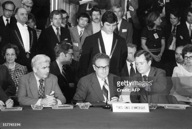 Dr Henri Kissinger , US President Nixon's advisor on national security affairs, signs on January 27, 1973 in Paris a cease-fire agreement bringing...