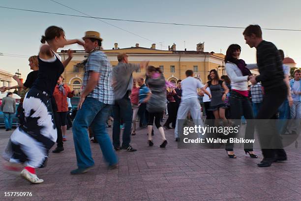 salsa dancing on the strelka - salsa lateinamerikanischer tanz stock-fotos und bilder