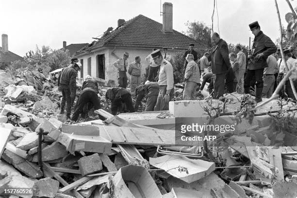 Photo prise le 03 juin 1973 de pompiers s'affairant près des habitations sur lesquelles l'avion supersonique soviétique Tupolev 144 s'est écrasé....