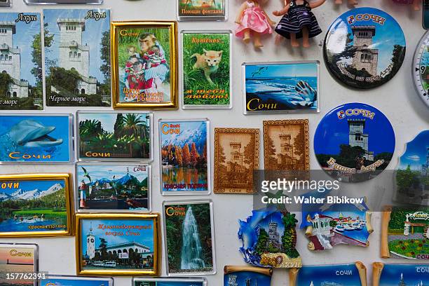 souvenir fridge magnets, sochi - magnetwand stock-fotos und bilder