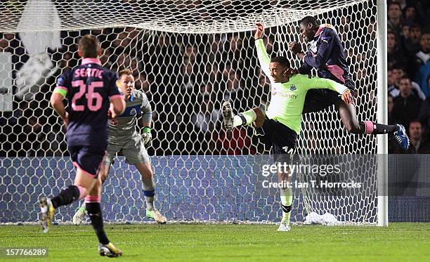 Diabate scores the opening goal for Bordeaux during the UEFA Europa League group stage match between Girondins de Bordeaux and Newcastle United FC at...