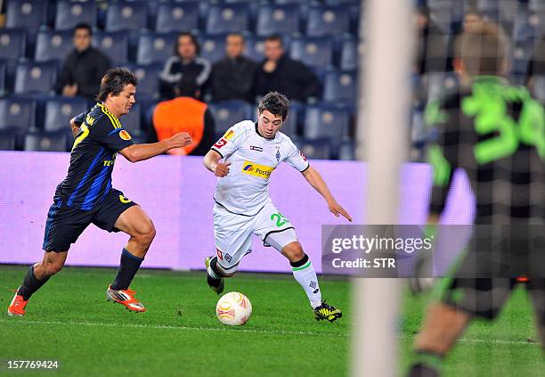 Borussia Monchengladbach's Niklas Bolten vies with Fenerbahce's Recep Niyaz during the UEFA Europa League football match between Fenerbahce SK v VfL...