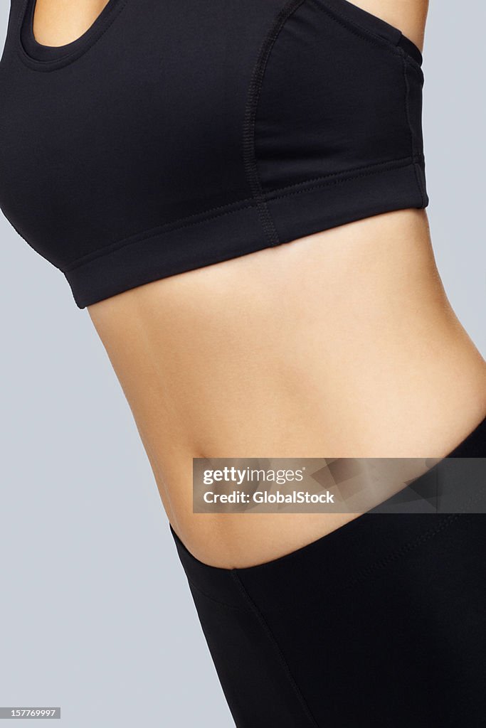 Slim mulher contra Fundo cinza