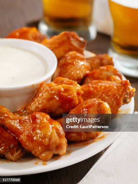 caldo ali di pollo e birra - ali di pollo fritte alla buffalo foto e immagini stock