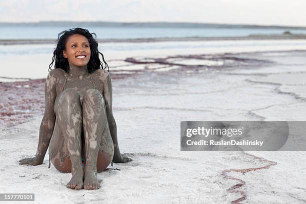 body mud treatment. - calcium stockfoto's en -beelden