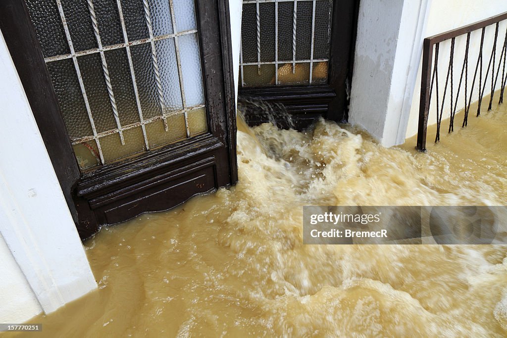 Muddy agua El vertido a través de la entrada de puerta