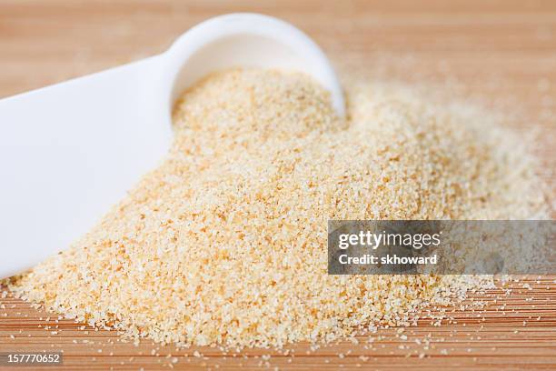 aglio in polvere con cucchiaio di misurazione - powder foto e immagini stock