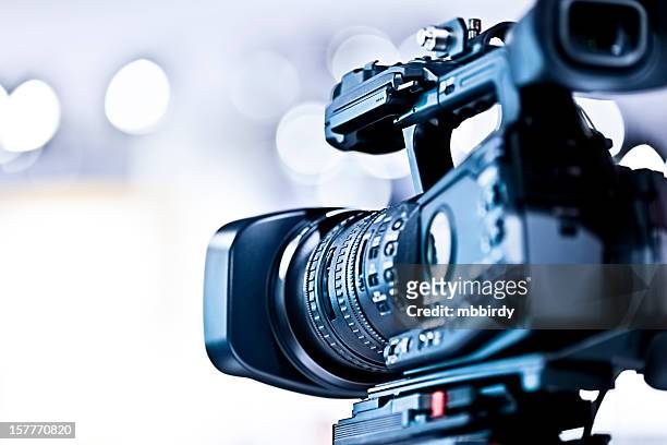 profissionais de câmera de vídeo em hd em estúdio - câmera - fotografias e filmes do acervo