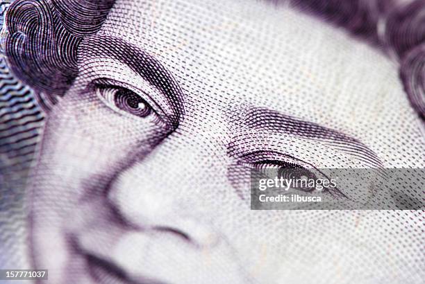 british currency with queen elizabeth the second portrait - engelse valuta stockfoto's en -beelden