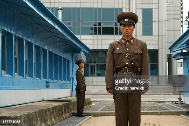 soldados en panmunjom de corea del norte - corea del norte fotografías e imágenes de stock