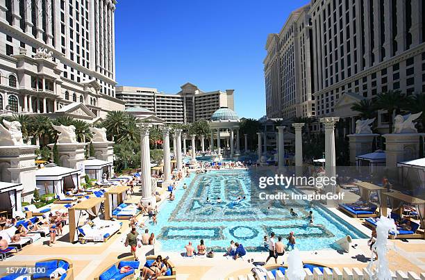 las vegas pool-party - caesars palace las vegas stock-fotos und bilder