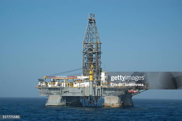 "deepwater horizon" offshore oil rig - golf van mexico stockfoto's en -beelden