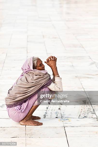 bettler im taj mahal - asian beggar stock-fotos und bilder