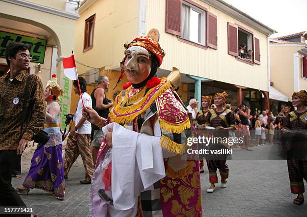 lefkas internationalen folklore festivals, paraden, indonesien - lefkada city stock-fotos und bilder