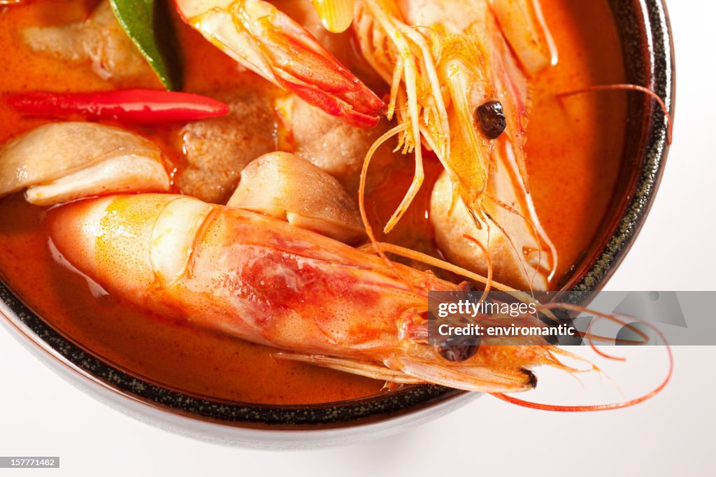 Würzigem thailändischen Tom Yam Krabbensuppe.