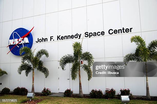 sign on nasa john f kennedy space center - nasa kennedy space center stockfoto's en -beelden