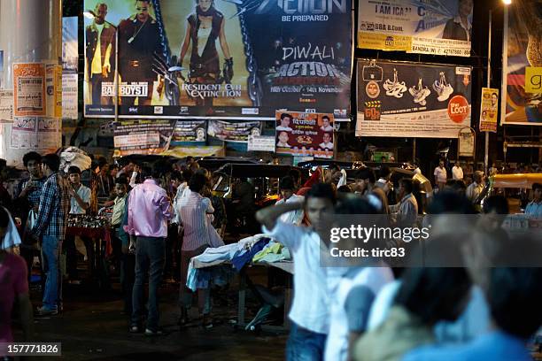 agitado mercado noturno em bandra west, mumbai, índia - west indian culture - fotografias e filmes do acervo