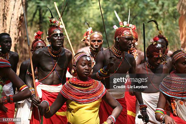 samburu mädchen tanz mit einer gruppe von morani (warriors) kenia - samburu stock-fotos und bilder