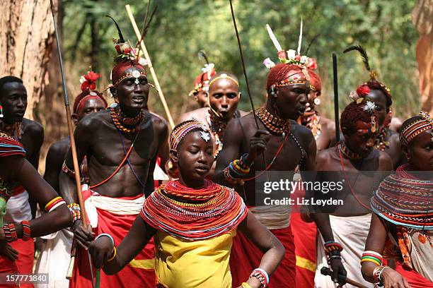 culture samburu filles danser avec un groupe de morani (warriors) kenya - samburu photos et images de collection