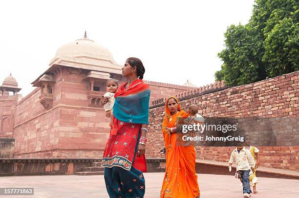 indische familie erkunden sie fatehpur sikri - fatehpur sikri stock-fotos und bilder